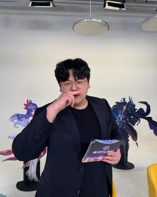 먹방 방송 중 치즈가 분수처럼 뿜어져나오는 장면
