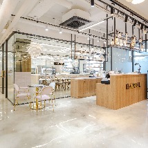 삼성 발신자ID 기본 캐릭터가 스쿠터 타다 넘어지는 AI 생성 영상 장면